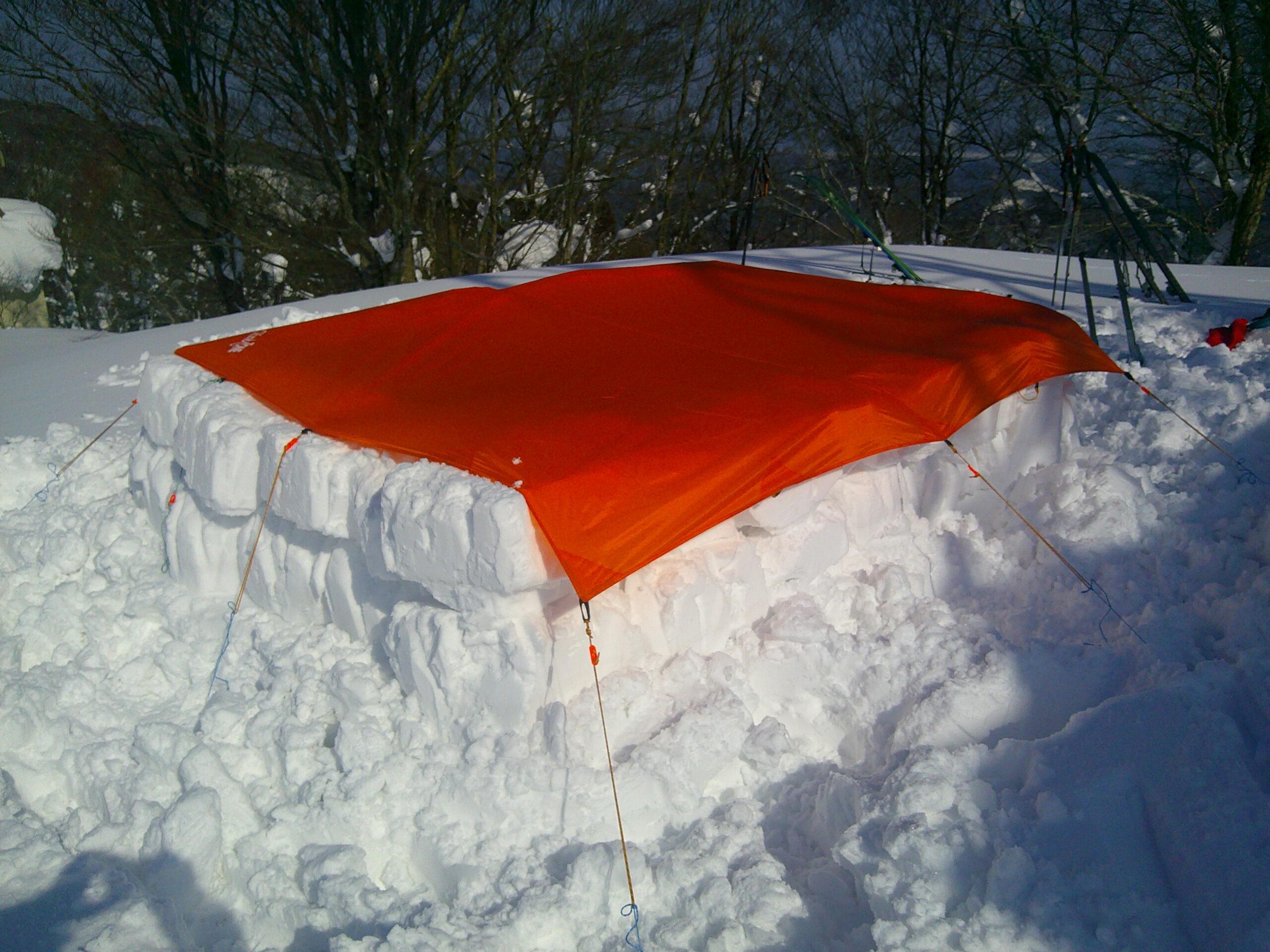 笹山で半竪穴式雪洞ランチ