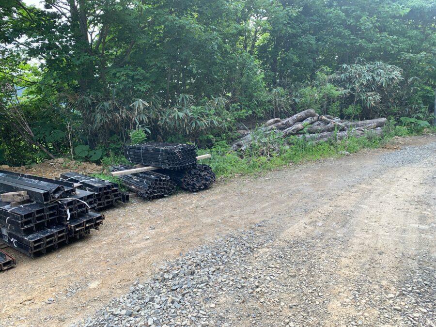 資材置き場の隣に駐車